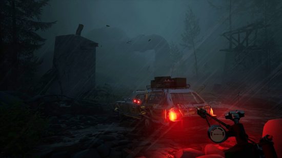 PS5 Pacific Drive プレビュー: プレイヤーはツールを持ちながら、暗い木々に覆われた環境で駐車した車の隣に立っています。