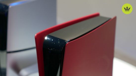 CES 2024でのボルカニックレッドのPS5 Slimの画像。