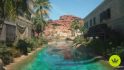 ファイナルファンタジー16 PS4限定 PS5限定：FF16に登場する、美しい青い川が流れる砂漠の街の風景。
