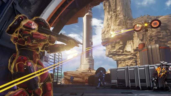 Halo Infinite Warzone モード: ドローンの敵と戦う赤いスパルタン。
