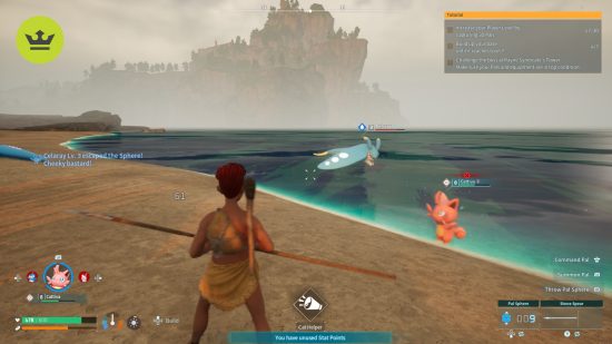 Palworld Xbox: 2 人のパルが水辺で対峙している間、ビーチで槍を持っているプレイヤーのゲーム内スクリーンショット 