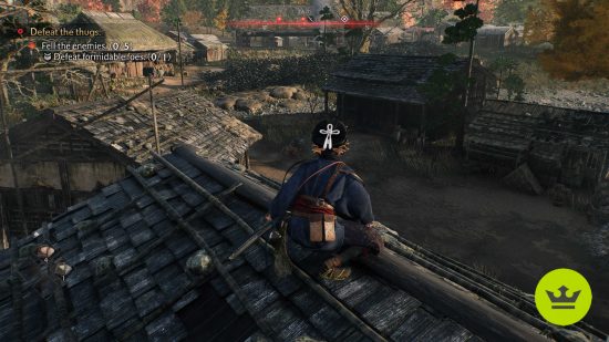 Rise of the Ronin の戦闘: プレイヤーは敵のキャンプを見下ろす屋根の上に座り、前方には他のいくつかの建物と敵が見えます。
