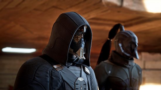 Dune Awakening プレビュー GDC: 黒い服を着たマスクをかぶったフードをかぶった男性と、同じく黒い服を着た長いポニーテールの別のキャラクターの隣
