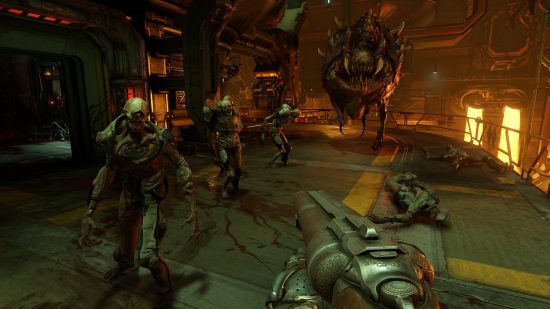 ベスト FPS ゲーム: Doom (2016) の工業環境でデーモンのグループにショットガンを向けるプレイヤー。